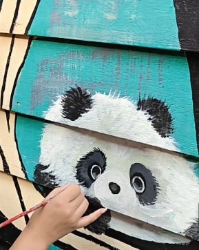 在姓周桥擅画熊猫　女游客被网民骂“挑战大马法律”