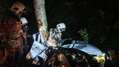 地摩打巴路凌晨时分 1车2罗里车祸2人伤