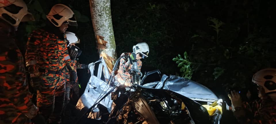 地摩打巴路凌晨时分 1车2罗里车祸2人伤