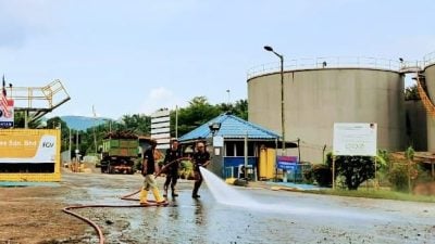 地罗叻北部公路原棕油泄漏  多方携手洗地除油