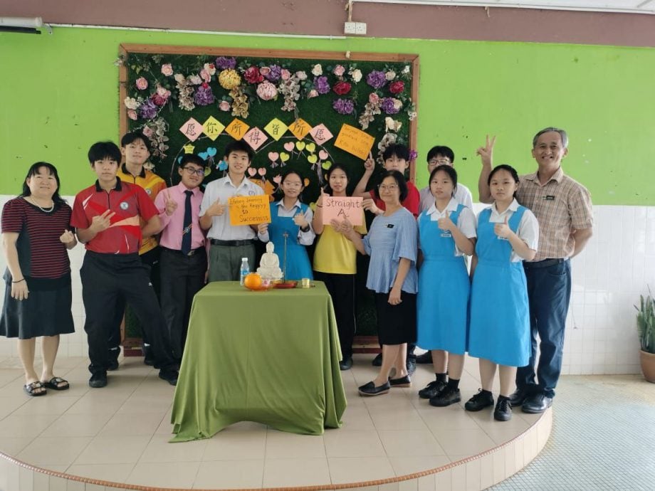 地里望中学办祈福会