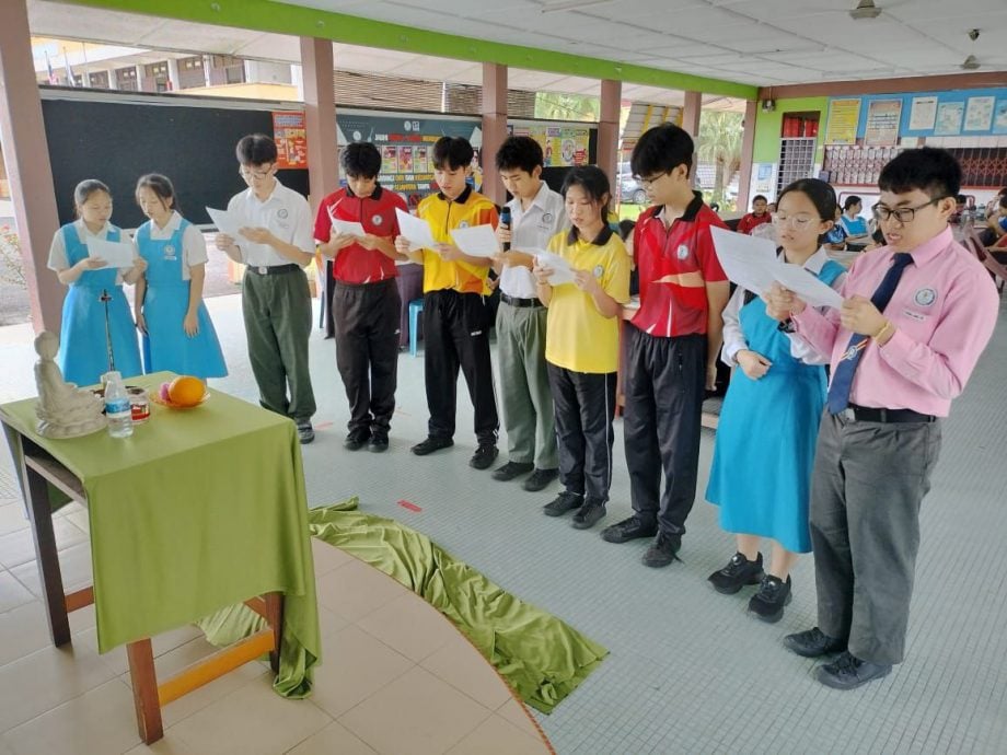 地里望中学办祈福会