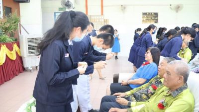 培元华中办毕业典礼   中五生代表敬茶献感恩