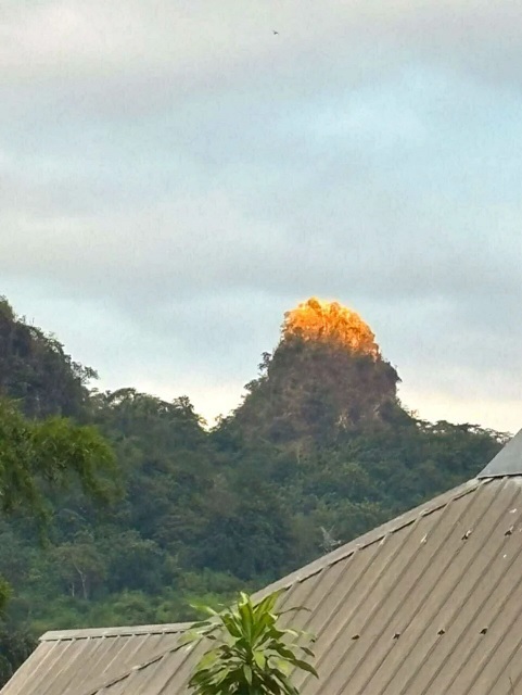 夕阳倾洒山体 普通山峰变“金山”