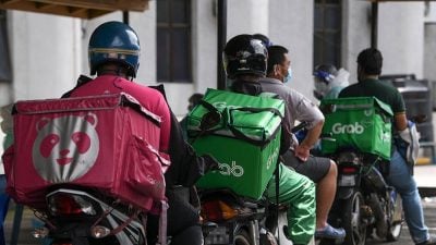 外卖小哥暖心举动走红！不仅送餐 还帮顾客倒垃圾