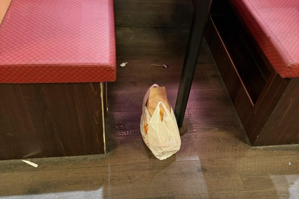 外带手撕鸡薯条进寿司店吃 奥客不听劝还乱丢垃圾!