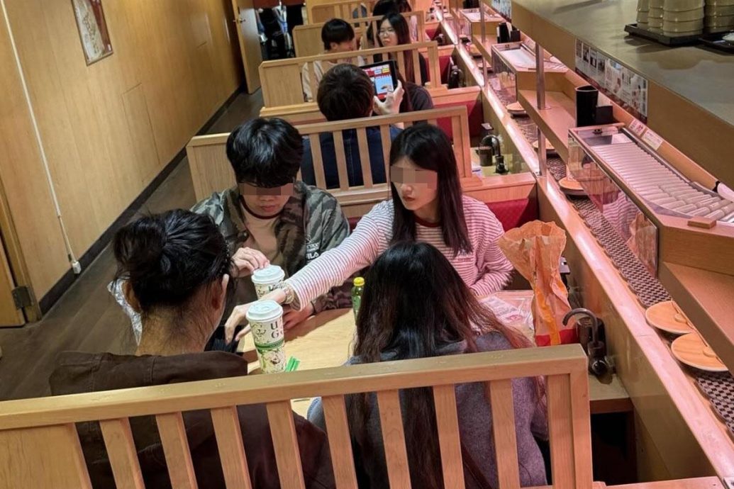 外带手撕鸡薯条进寿司店吃 奥客不听劝还乱丢垃圾!