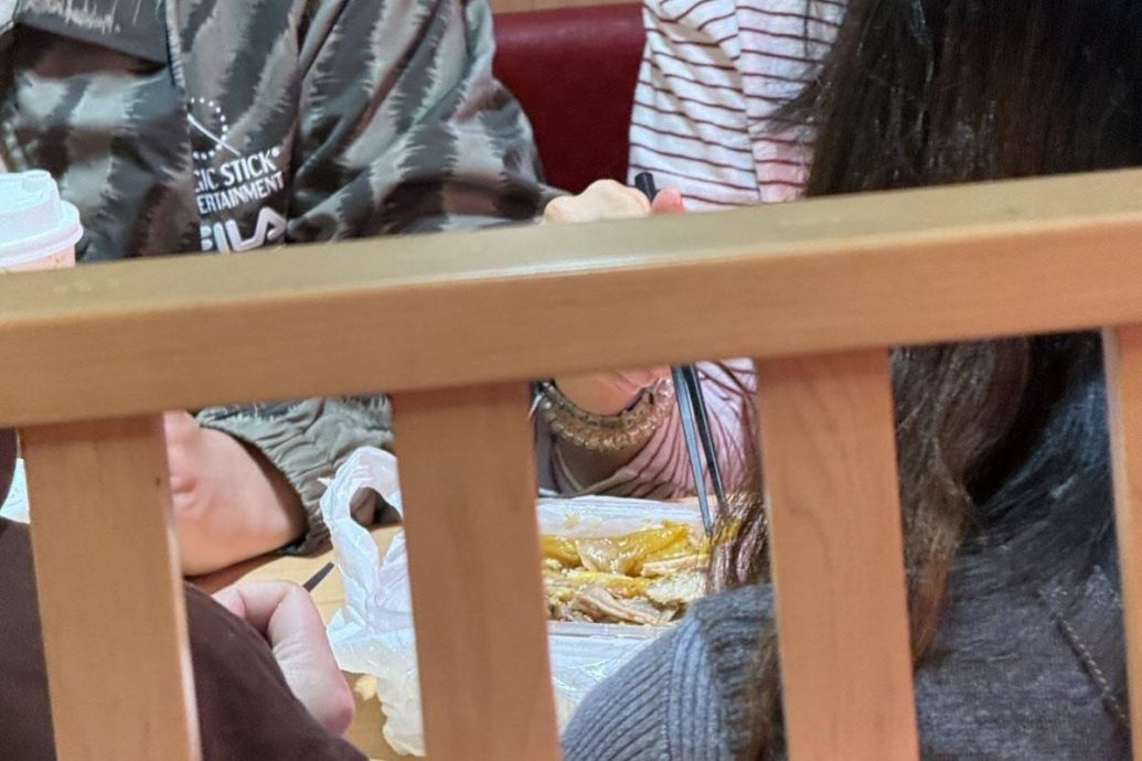 外带手撕鸡薯条进寿司店吃 奥客不听劝还乱丢垃圾!