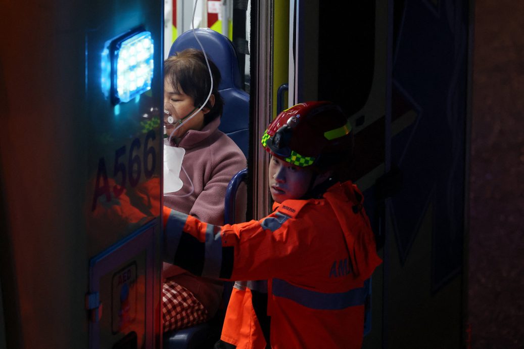 多居民受困 1消防员殉职 风助火势7大厦狂烧