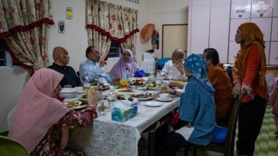 首相官访槟城先返老家   网民留言赞“念旧重情”