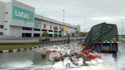 罗里失衡油漆撒满地   路段关闭至清理完成