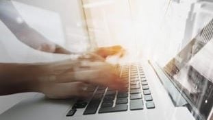 大学生秀成绩单找实习机会掀议 网民批“不专业太随便”