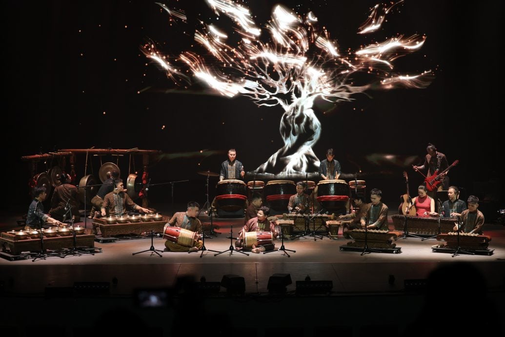 大都会-《卡玛拉德里》首演爆满 掌声见证击乐情谊