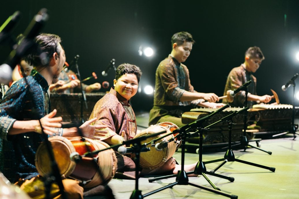 大都会-《卡玛拉德里》首演爆满 掌声见证击乐情谊