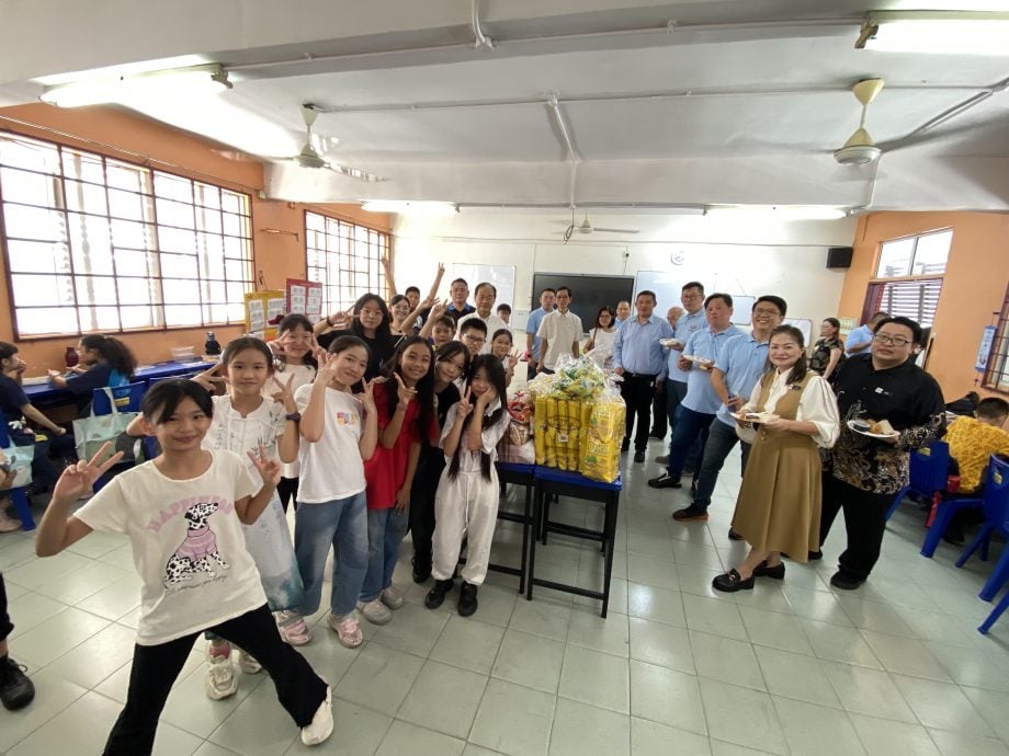 大都会-巴生共和华小学生走猫步迎儿童节