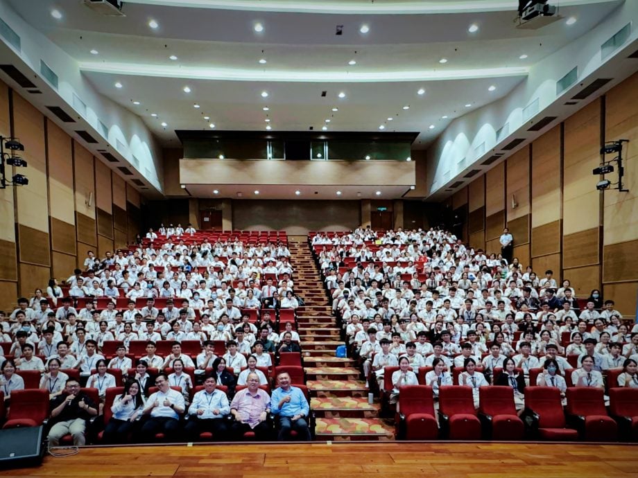 大都会-黄思汉到独中进行分享