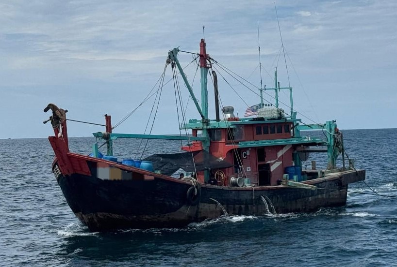 大都会/APMM扣查违规渔船和4无证缅甸人/2图