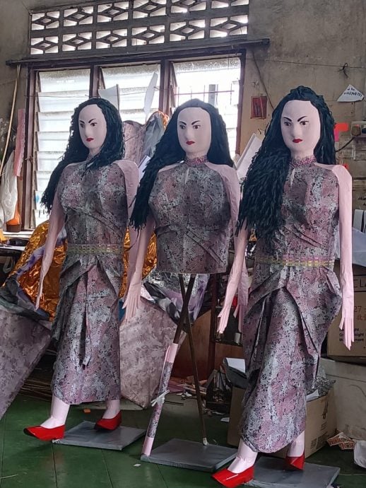 大都会/《特职世界》系列/11月5日见报/纸扎师傅巧手连接阴阳间 营造先人彼岸另一个家园