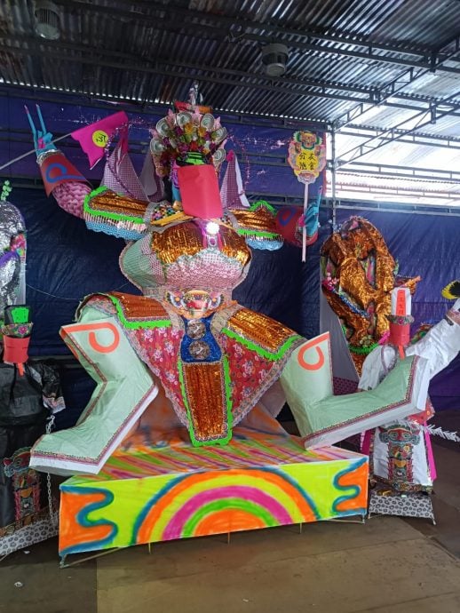 大都会/《特职世界》系列/11月5日见报/纸扎师傅巧手连接阴阳间 营造先人彼岸另一个家园