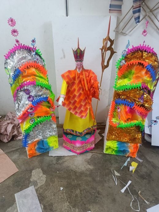 大都会/《特职世界》系列/11月5日见报/纸扎师傅巧手连接阴阳间 营造先人彼岸另一个家园