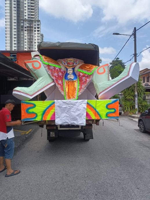 大都会/《特职世界》系列/11月5日见报/纸扎师傅巧手连接阴阳间 营造先人彼岸另一个家园