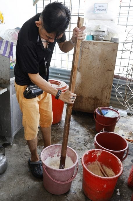 大都会/《特职世界》系列/11月5日见报/纸扎师傅巧手连接阴阳间 营造先人彼岸另一个家园