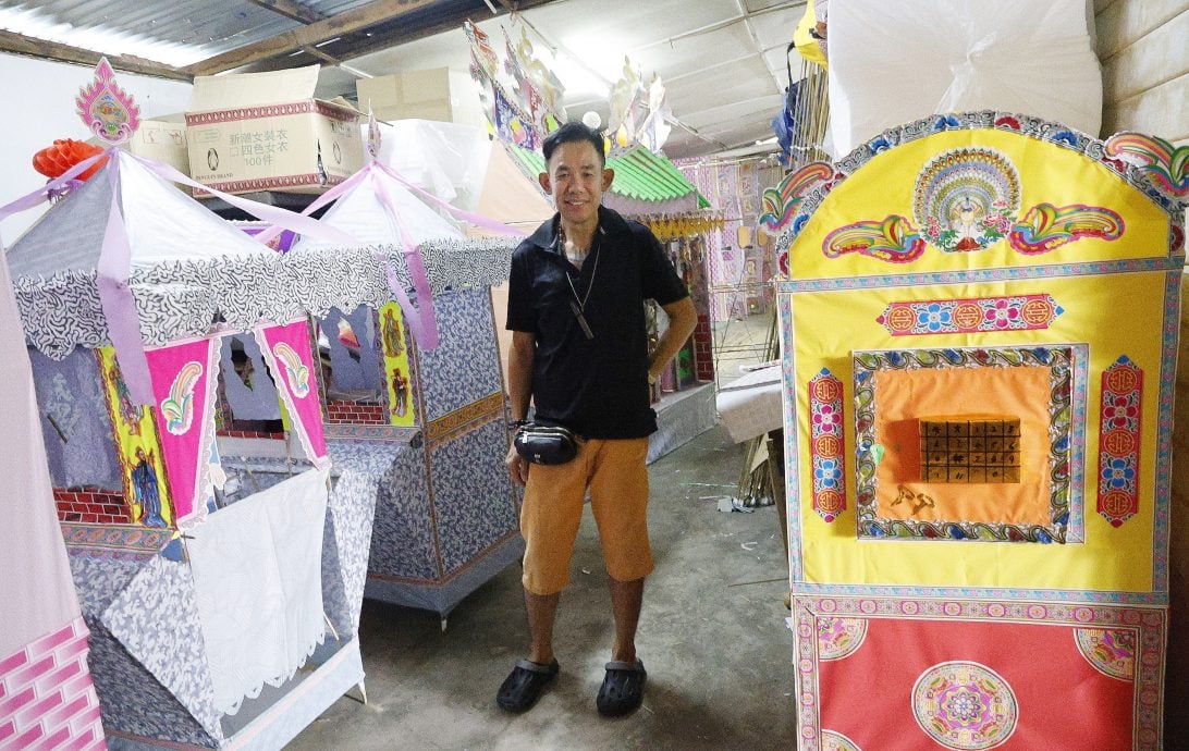 大都会/《特职世界》系列/11月5日见报/纸扎师傅巧手连接阴阳间 营造先人彼岸另一个家园