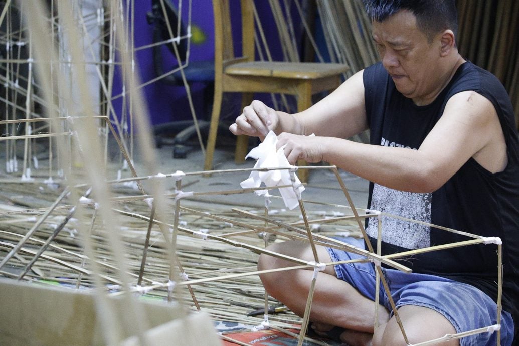 大都会/《特职世界》系列/11月5日见报/纸扎师傅巧手连接阴阳间 营造先人彼岸另一个家园