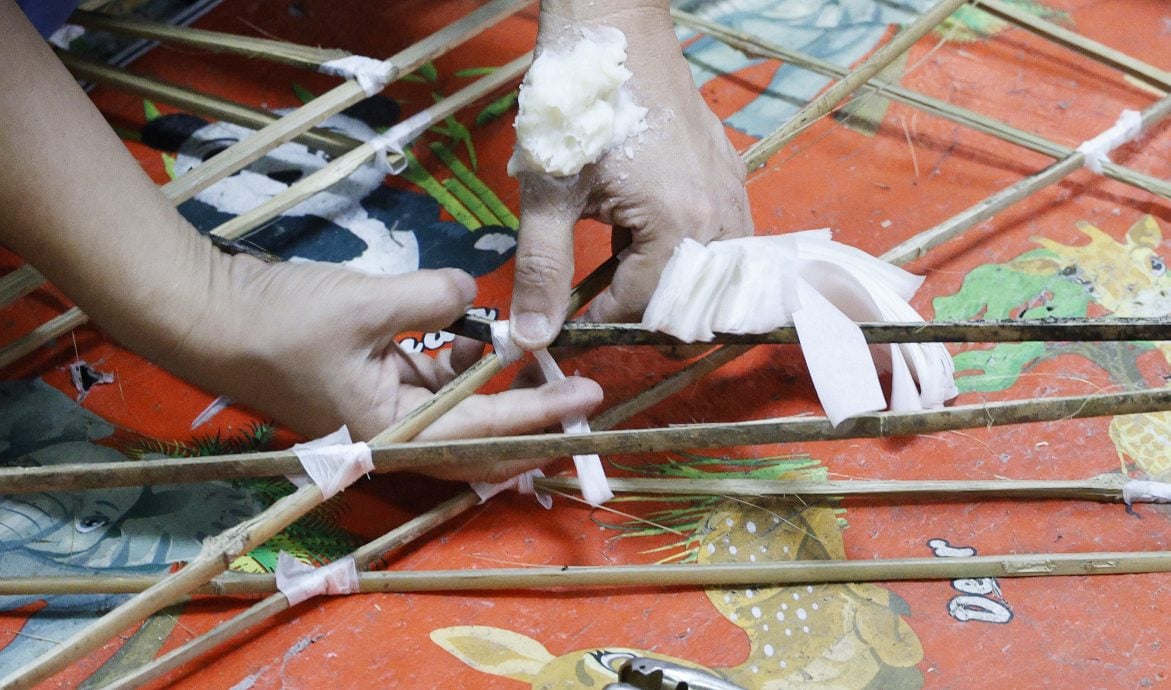 大都会/《特职世界》系列/11月5日见报/纸扎师傅巧手连接阴阳间 营造先人彼岸另一个家园