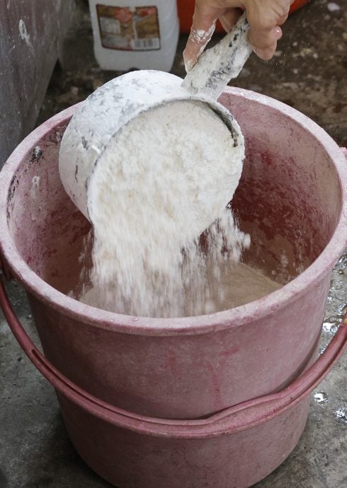 大都会/《特职世界》系列/11月5日见报/纸扎师傅巧手连接阴阳间 营造先人彼岸另一个家园