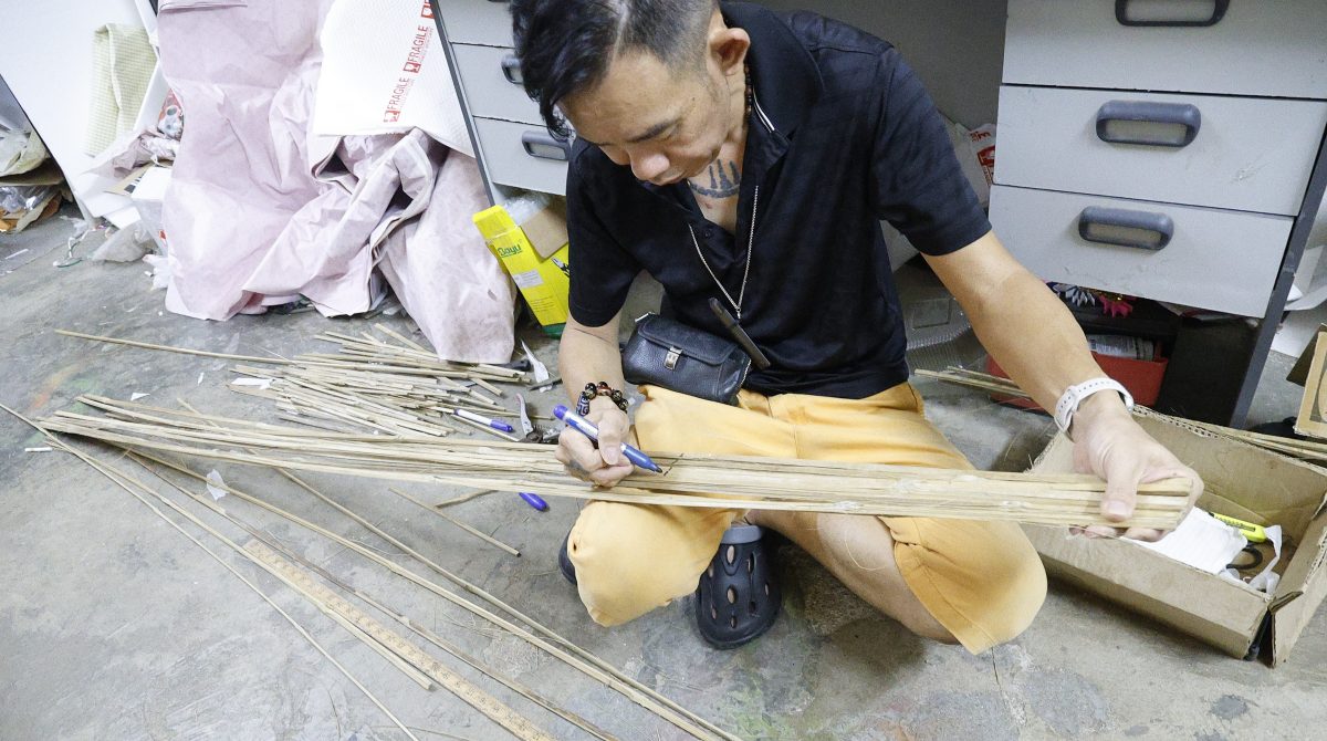 大都会/《特职世界》系列/11月5日见报/纸扎师傅巧手连接阴阳间 营造先人彼岸另一个家园