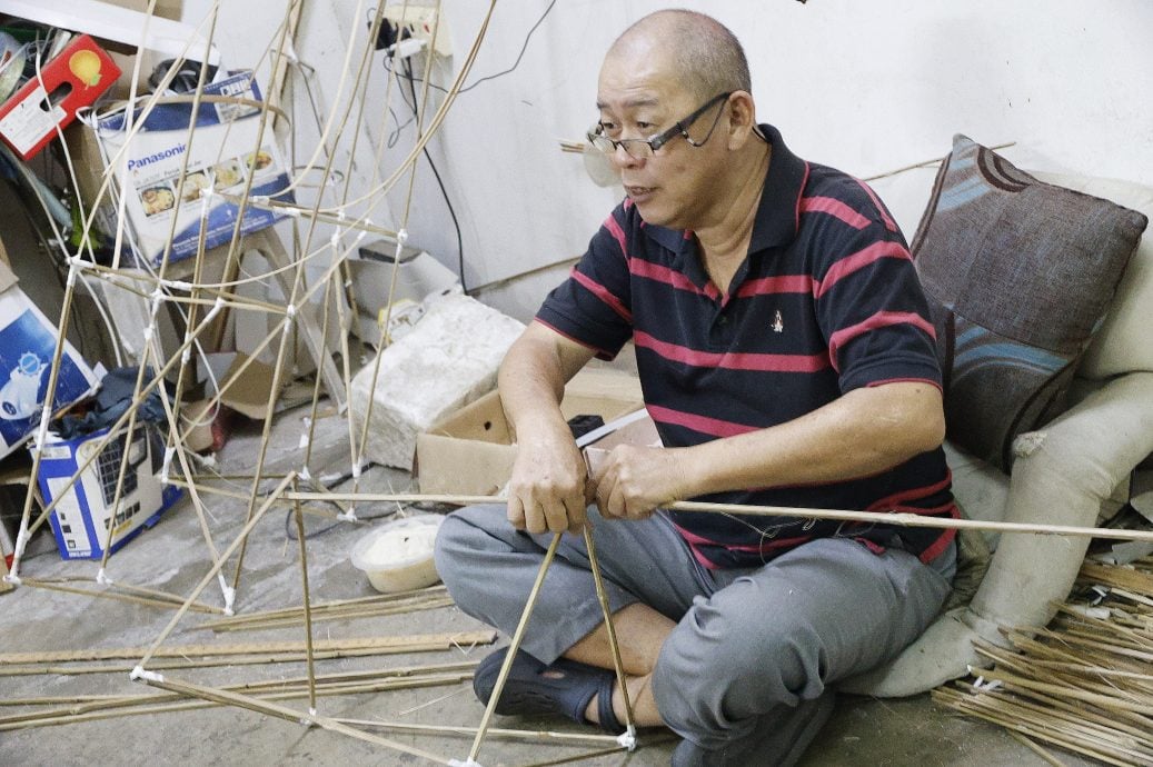 大都会/《特职世界》系列/11月5日见报/纸扎师傅巧手连接阴阳间 营造先人彼岸另一个家园