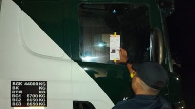 乌雪市会与交警联合行动   5罗里违停接罚单