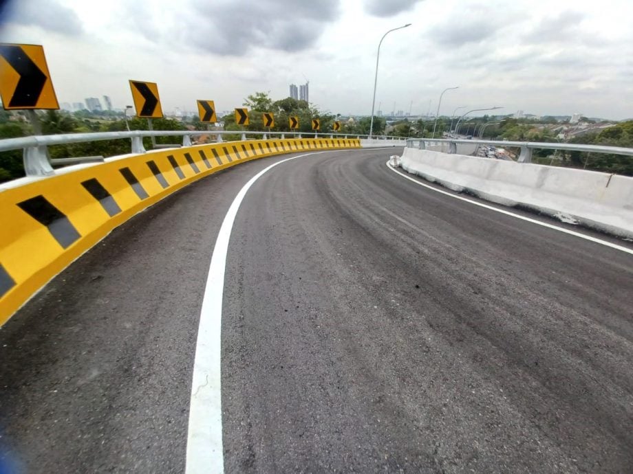 大都会/加影绍佳娜英比安花园岔口的天桥预料于12中开放通车/4图