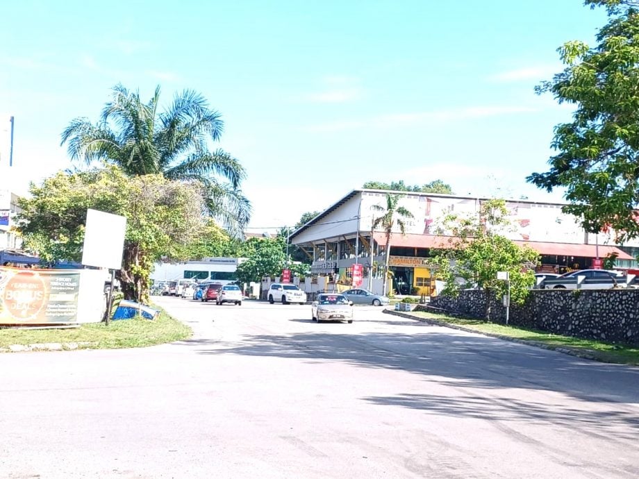 大都会/加影辉煌花园及嘉思敏花园与交通灯的距离短,建议画黄格