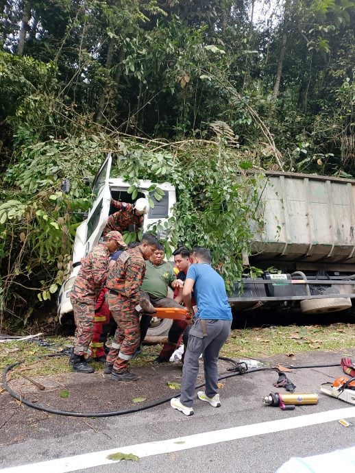 大都会:可冬冬瀑布区再出意外 垃圾车翻覆/5图