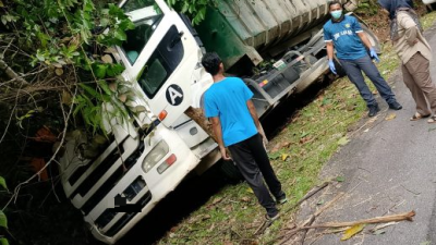 可冬冬瀑布树倒再酿祸   垃圾车失控翻覆