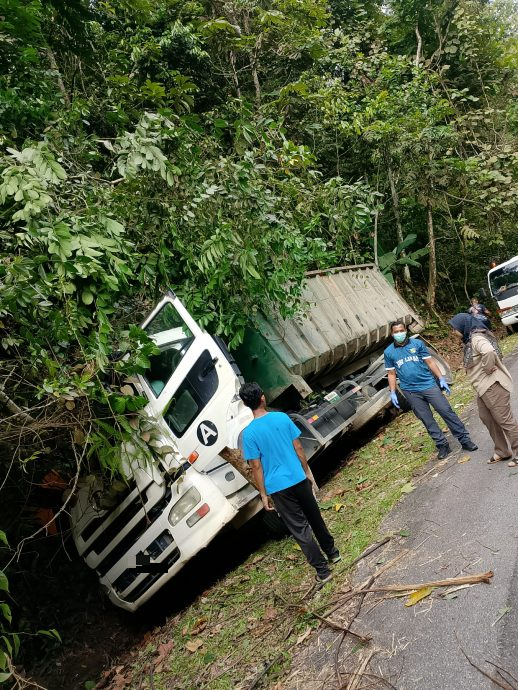 大都会:可冬冬瀑布区再出意外 垃圾车翻覆/5图