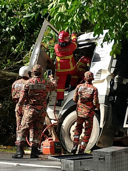 大都会:可冬冬瀑布区再出意外 垃圾车翻覆/5图