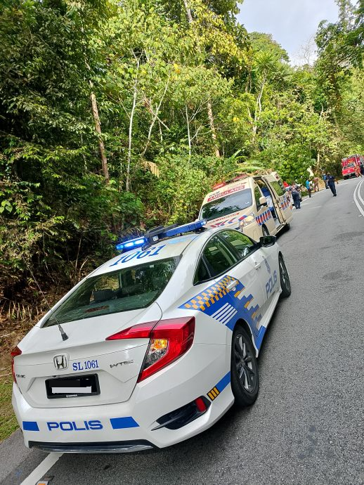 大都会:可冬冬瀑布区再出意外 垃圾车翻覆/5图