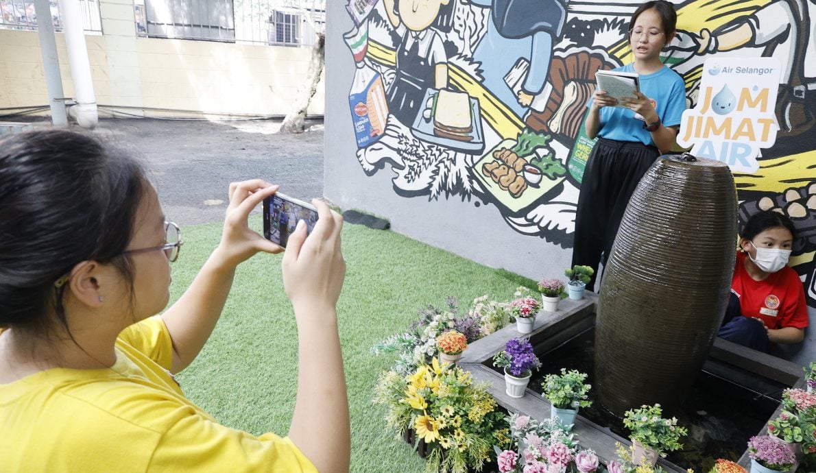 大都会/后面版头／）（主文）雪州水务管理公司走入校园／4图