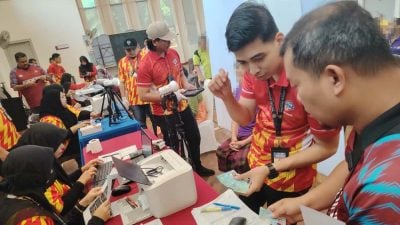 国民登记局扩展服务   官员上门助换大马卡