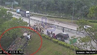 垃圾车失控翻落山坡   满地垃圾堵南北大道