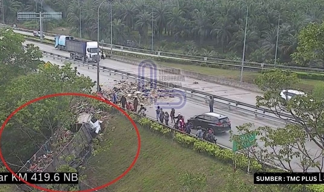 大都会:垃圾车翻下坡 车道受阻/1图