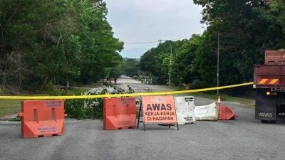 打昔科舒玛城中学旁路塌   封路7天抢修15呎深坑