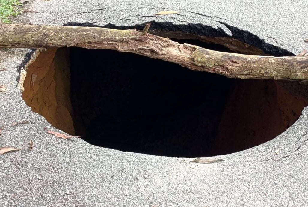 大都会/士毛月打昔科舒玛城中学旁道路崩塌,今起封路抢修7天