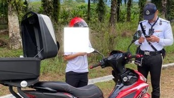 乌鲁安南大路口设路障   交警100分钟内开18罚单