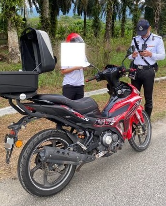 大都会:多摩托骑士违法 交警开18罚单/1图