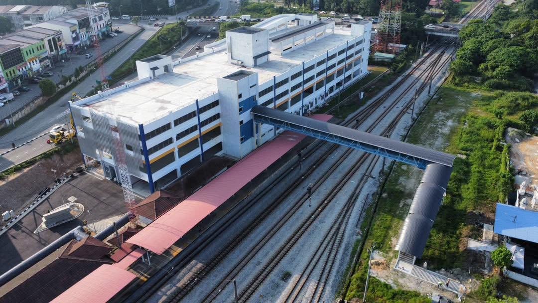 大都会封面:5400万5层楼高电动火车站停车场年内开放/15图