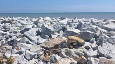 长期遭海蚀致泥土流失  790万修复情人桥海堤 